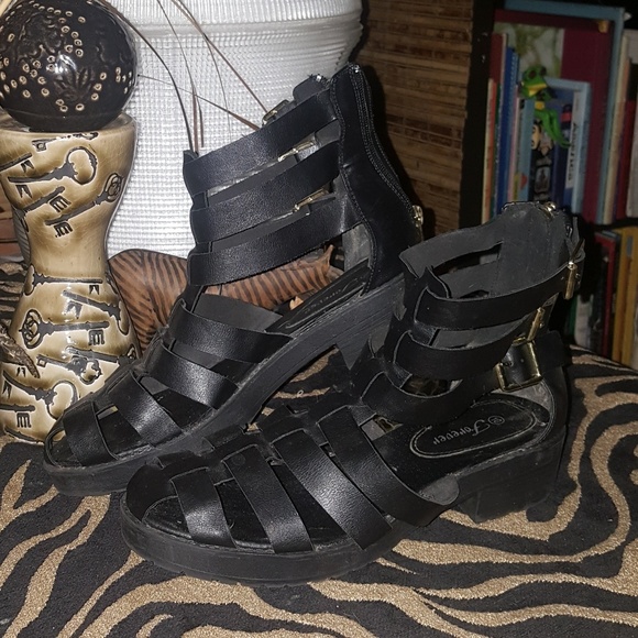 Trendy 3 buckle zip back sandal. Gently worn - Picture 2 of 3